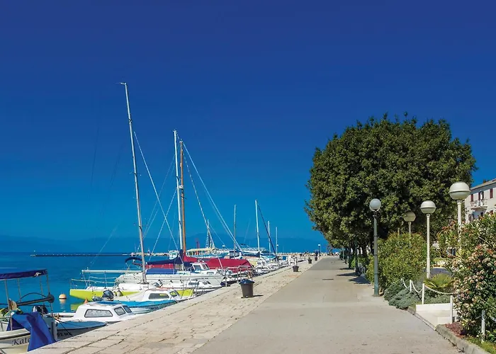 Amazing Apartment In Malinska With Wifi *
